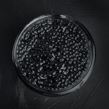 Чёрная икра осетра: уникальные свойства и выбор качественного деликатеса